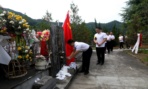 6月24日,组织党员干部到江口回族镇张文津吴祖贻毛楚雄烈士纪念碑