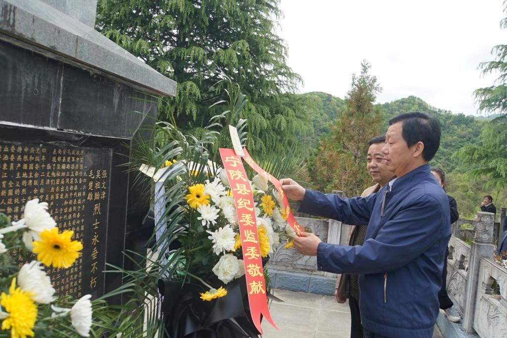 干部到该县境内的张文津,吴祖贻,毛楚雄烈士陵园开展"学党史缅先烈